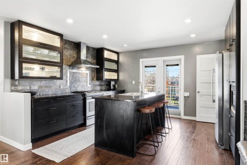 10916 60 Avenue, Edmonton, AB - Indoor Photo Showing Kitchen With Upgraded Kitchen