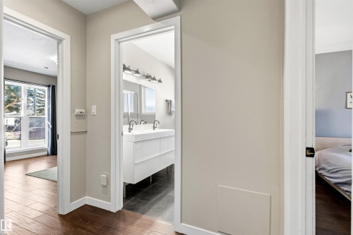 10916 60 Avenue, Edmonton, AB - Indoor Photo Showing Bathroom