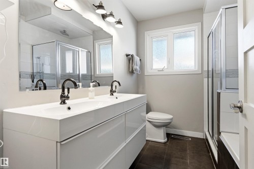 10916 60 Avenue, Edmonton, AB - Indoor Photo Showing Bathroom