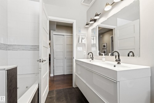 10916 60 Avenue, Edmonton, AB - Indoor Photo Showing Bathroom