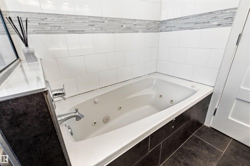 10916 60 Avenue, Edmonton, AB - Indoor Photo Showing Bathroom