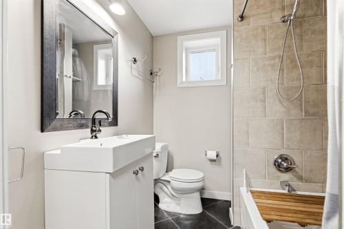 10916 60 Avenue, Edmonton, AB - Indoor Photo Showing Bathroom