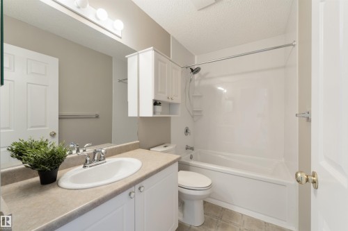 Main 4 piece bathroom - 2923 30 Street, Edmonton, AB - Indoor Photo Showing Bathroom