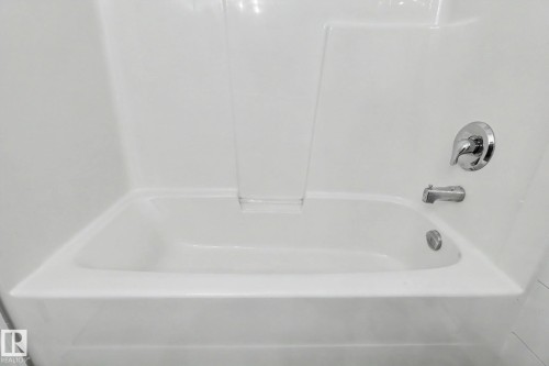 228 8528 82 Avenue, Edmonton, AB - Indoor Photo Showing Bathroom