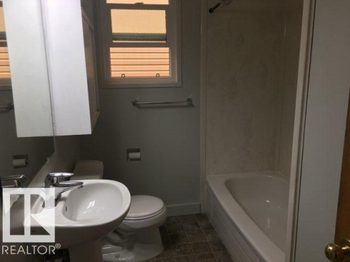 10838 64 Avenue, Edmonton, AB - Indoor Photo Showing Bathroom