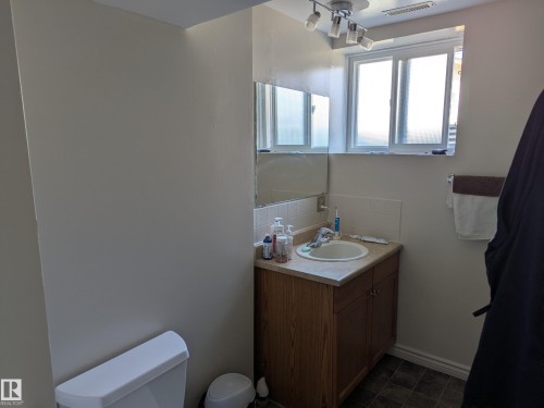 10838 64 Avenue, Edmonton, AB - Indoor Photo Showing Bathroom
