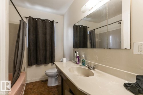 4641 116 Avenue, Edmonton, AB - Indoor Photo Showing Bathroom
