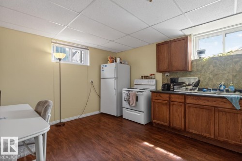 4641 116 Avenue, Edmonton, AB - Indoor Photo Showing Kitchen With Double Sink
