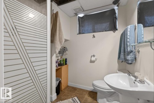 4641 116 Avenue, Edmonton, AB - Indoor Photo Showing Bathroom