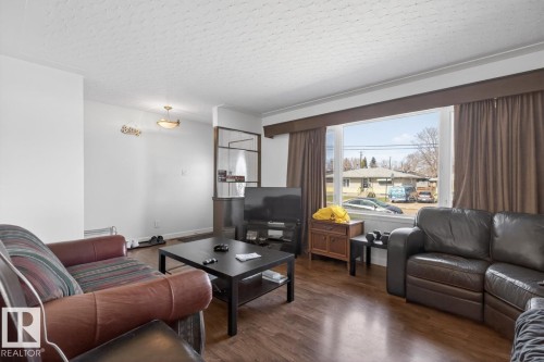 4641 116 Avenue, Edmonton, AB - Indoor Photo Showing Living Room