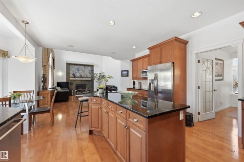 1198 Hollands Way, Edmonton, AB - Indoor Photo Showing Kitchen