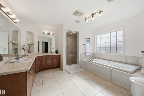 1198 Hollands Way, Edmonton, AB - Indoor Photo Showing Bathroom