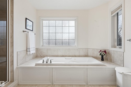 1198 Hollands Way, Edmonton, AB - Indoor Photo Showing Bathroom
