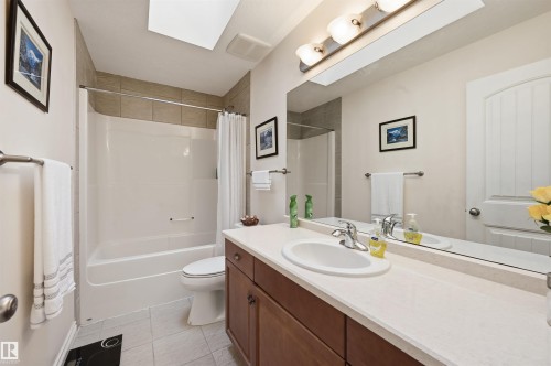 1198 Hollands Way, Edmonton, AB - Indoor Photo Showing Bathroom