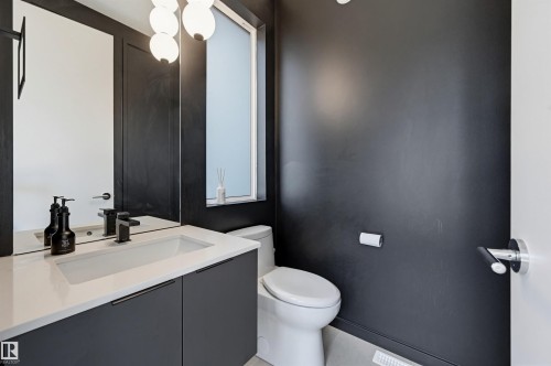 8518 79 Avenue, Edmonton, AB - Indoor Photo Showing Bathroom