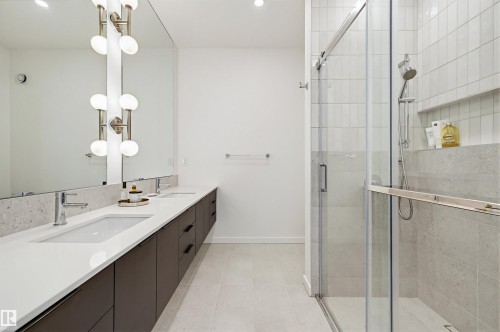 8518 79 Avenue, Edmonton, AB - Indoor Photo Showing Bathroom