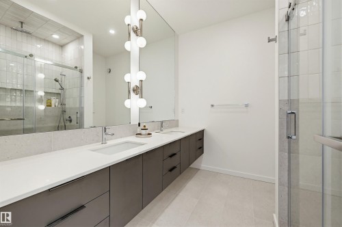 8518 79 Avenue, Edmonton, AB - Indoor Photo Showing Bathroom