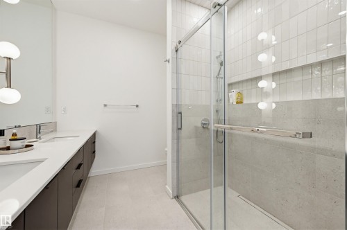 8518 79 Avenue, Edmonton, AB - Indoor Photo Showing Bathroom