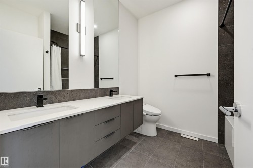 8518 79 Avenue, Edmonton, AB - Indoor Photo Showing Bathroom
