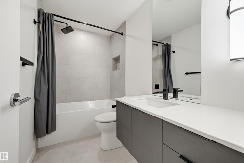 8518 79 Avenue, Edmonton, AB - Indoor Photo Showing Bathroom