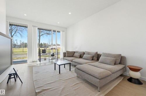 8518 79 Avenue, Edmonton, AB - Indoor Photo Showing Living Room