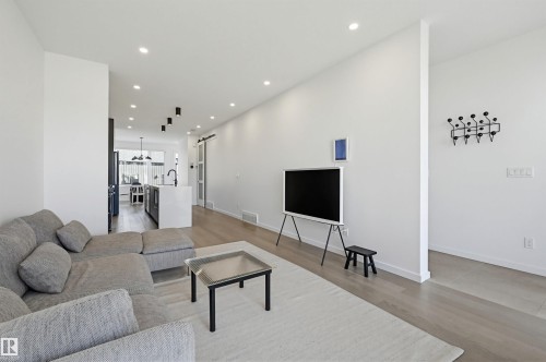 8518 79 Avenue, Edmonton, AB - Indoor Photo Showing Living Room