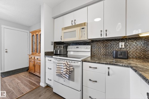 3584 42 Street, Edmonton, AB - Indoor Photo Showing Kitchen