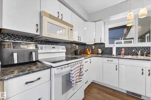 3584 42 Street, Edmonton, AB - Indoor Photo Showing Kitchen