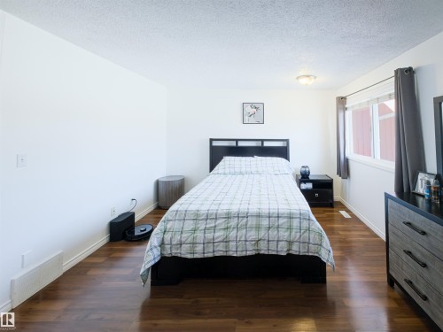 10618 Beaumaris Road, Edmonton, AB - Indoor Photo Showing Bedroom
