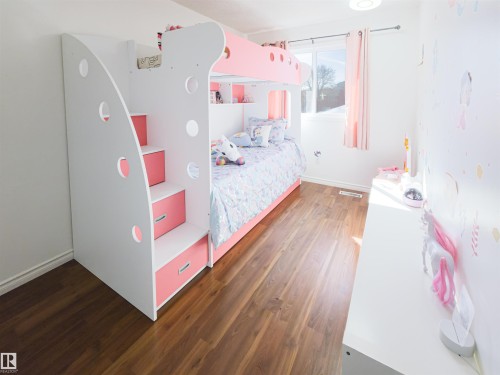 10618 Beaumaris Road, Edmonton, AB - Indoor Photo Showing Bedroom