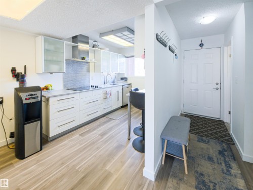 10618 Beaumaris Road, Edmonton, AB - Indoor Photo Showing Kitchen With Upgraded Kitchen