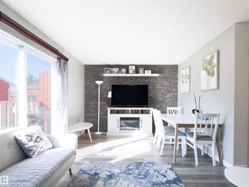 10618 Beaumaris Road, Edmonton, AB - Indoor Photo Showing Living Room