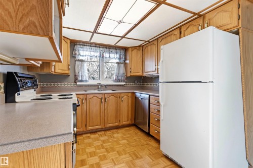 106 Westglen Crescent, Spruce Grove, AB - Indoor Photo Showing Kitchen With Double Sink
