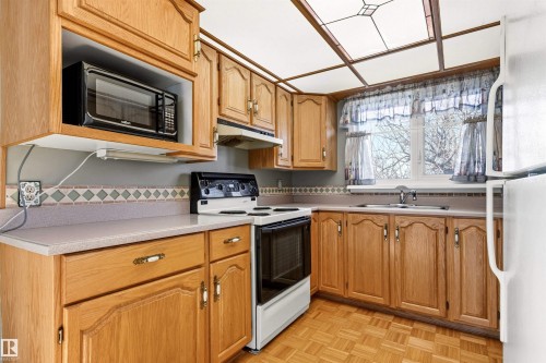 106 Westglen Crescent, Spruce Grove, AB - Indoor Photo Showing Kitchen With Double Sink
