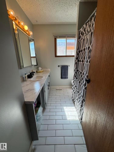 10723 108 Avenue, Westlock, AB - Indoor Photo Showing Bathroom