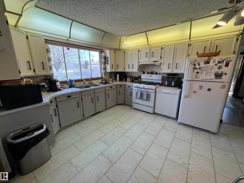 10723 108 Avenue, Westlock, AB - Indoor Photo Showing Kitchen With Double Sink