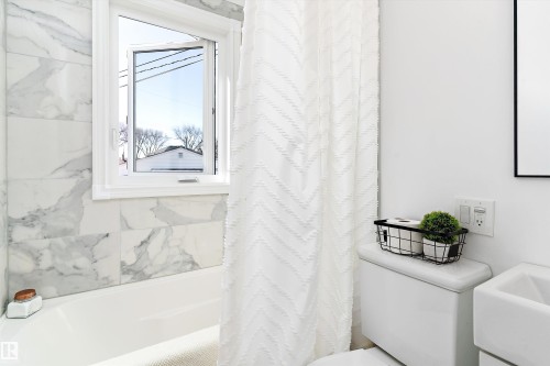 9448 76 Street, Edmonton, AB - Indoor Photo Showing Bathroom