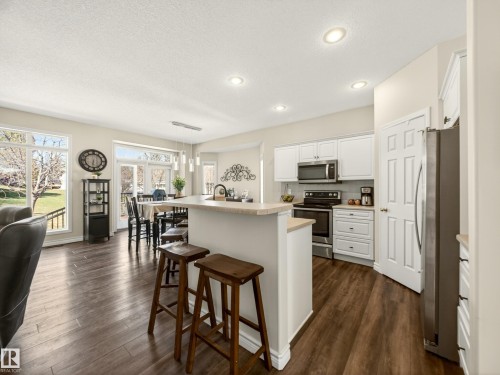 7 Oakbay Point(E), St. Albert, AB - Indoor Photo Showing Kitchen