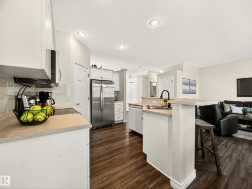 7 Oakbay Point(E), St. Albert, AB - Indoor Photo Showing Kitchen With Double Sink