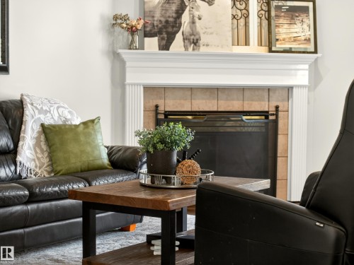 7 Oakbay Point(E), St. Albert, AB - Indoor Photo Showing Living Room