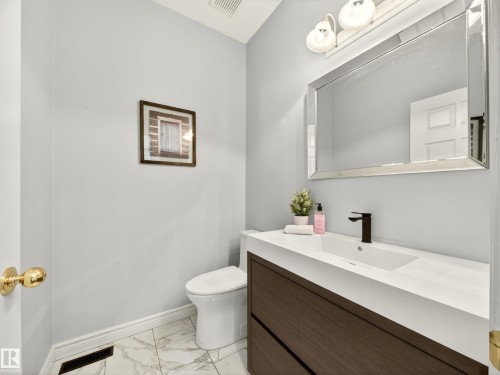 7 Oakbay Point(E), St. Albert, AB - Indoor Photo Showing Bathroom