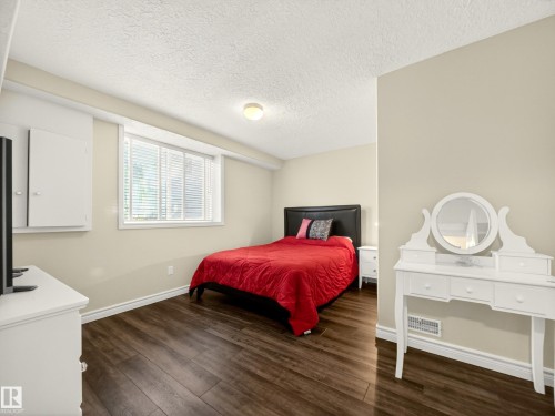 7 Oakbay Point(E), St. Albert, AB - Indoor Photo Showing Bedroom