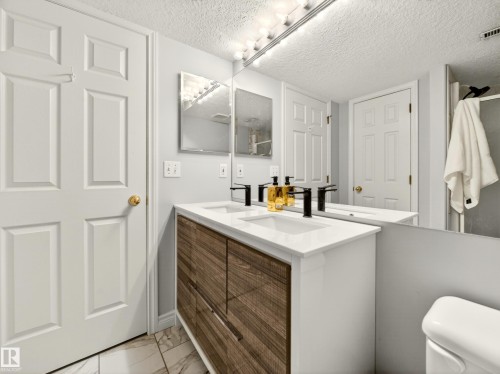 7 Oakbay Point(E), St. Albert, AB - Indoor Photo Showing Bathroom