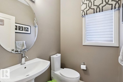 1351 Secord Landing Landing, Edmonton, AB - Indoor Photo Showing Bathroom
