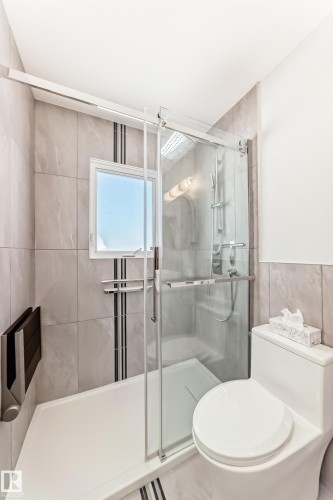 10927 146 Street, Edmonton, AB - Indoor Photo Showing Bathroom