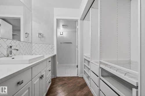113 10153 117 Street, Edmonton, AB - Indoor Photo Showing Bathroom