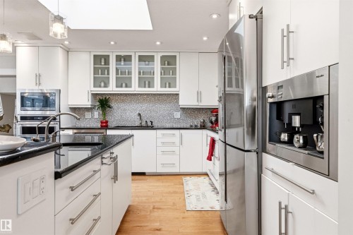 12420 Grand View Drive, Edmonton, AB - Indoor Photo Showing Kitchen With Upgraded Kitchen