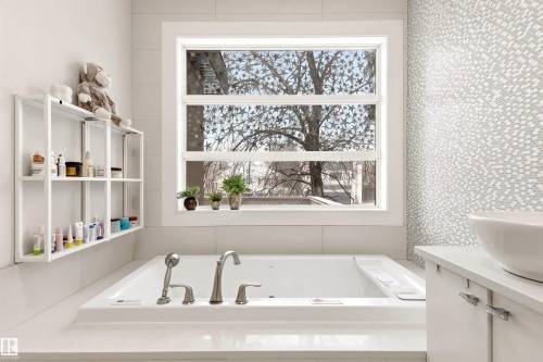 12420 Grand View Drive, Edmonton, AB - Indoor Photo Showing Bathroom