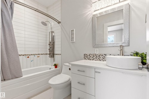 12420 Grand View Drive, Edmonton, AB - Indoor Photo Showing Bathroom