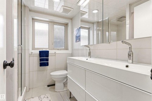 12420 Grand View Drive, Edmonton, AB - Indoor Photo Showing Bathroom